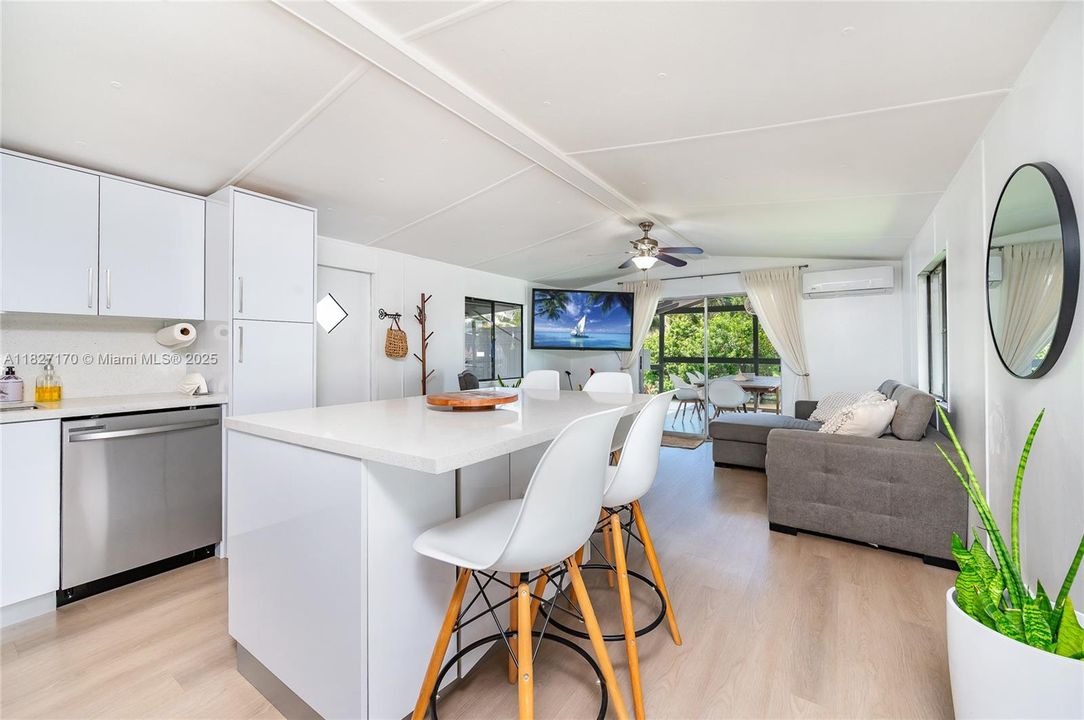 待售: $685,000 (2 贝兹, 1 浴室, 729 平方英尺)