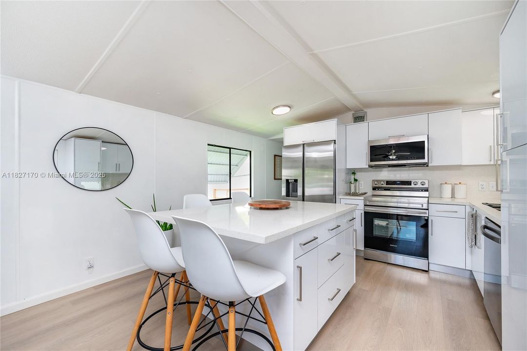 待售: $685,000 (2 贝兹, 1 浴室, 729 平方英尺)