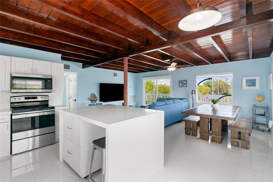 Recently Sold: $1,075,000 (3 beds, 2 baths, 864 Square Feet)