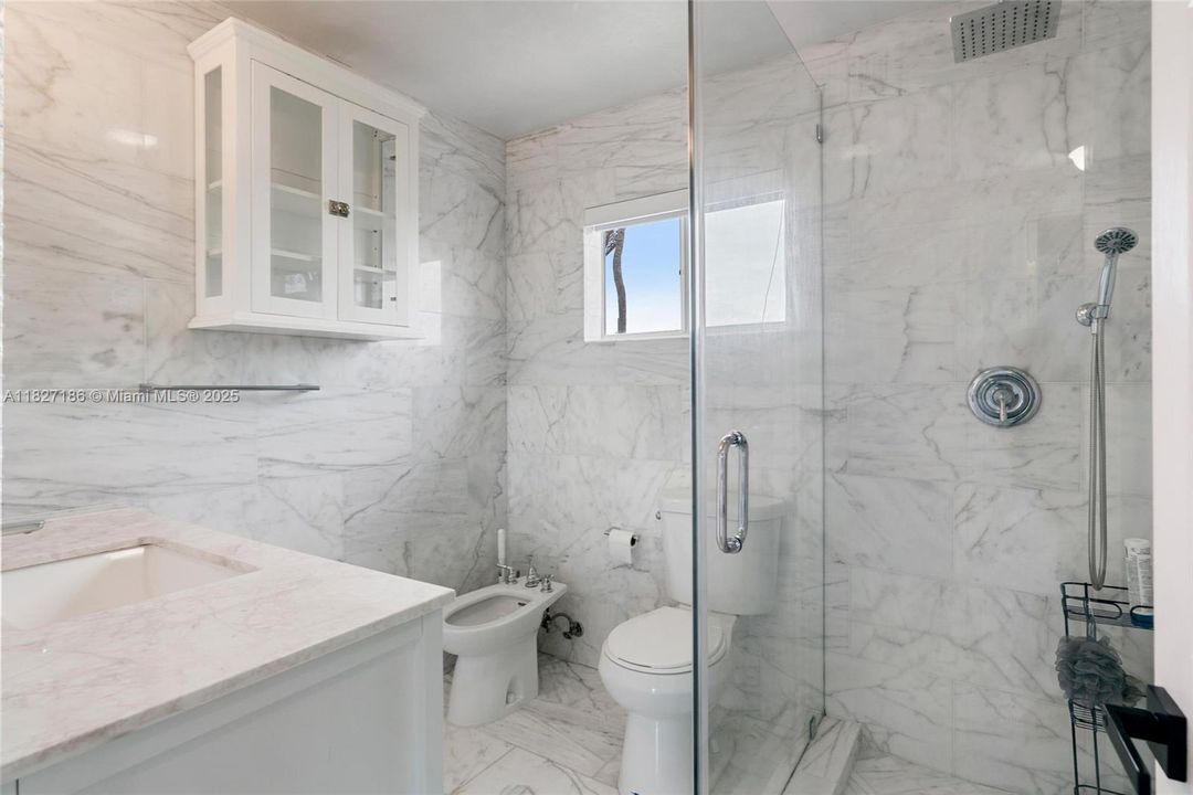 Recently Sold: $1,075,000 (3 beds, 2 baths, 864 Square Feet)