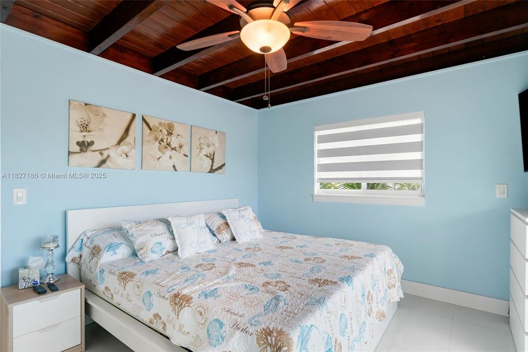 Recently Sold: $1,075,000 (3 beds, 2 baths, 864 Square Feet)