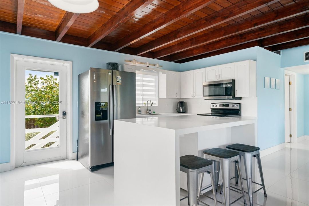 Recently Sold: $1,075,000 (3 beds, 2 baths, 864 Square Feet)