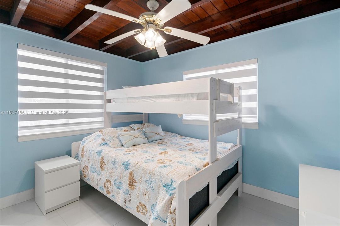 Recently Sold: $1,075,000 (3 beds, 2 baths, 864 Square Feet)