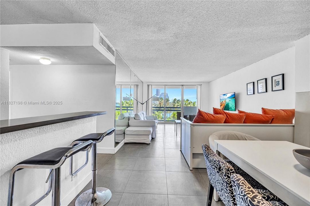 For Sale: $740,000 (2 beds, 2 baths, 1062 Square Feet)