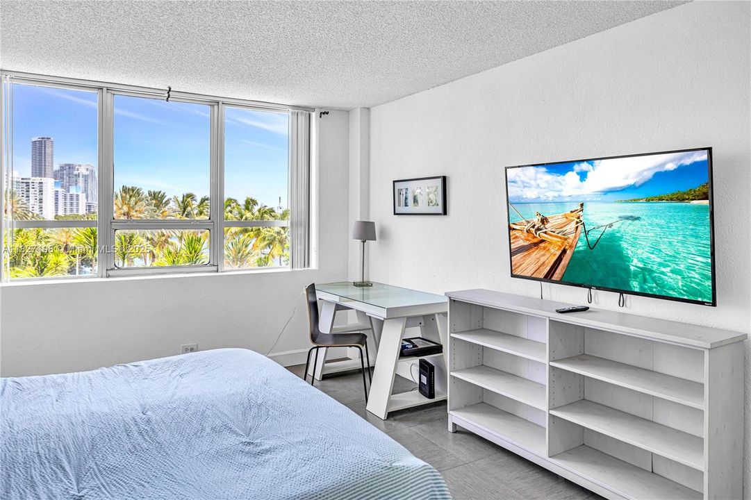 For Sale: $740,000 (2 beds, 2 baths, 1062 Square Feet)