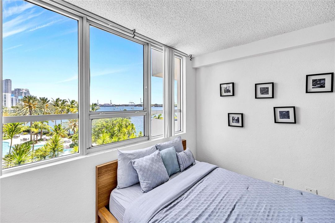 For Sale: $740,000 (2 beds, 2 baths, 1062 Square Feet)