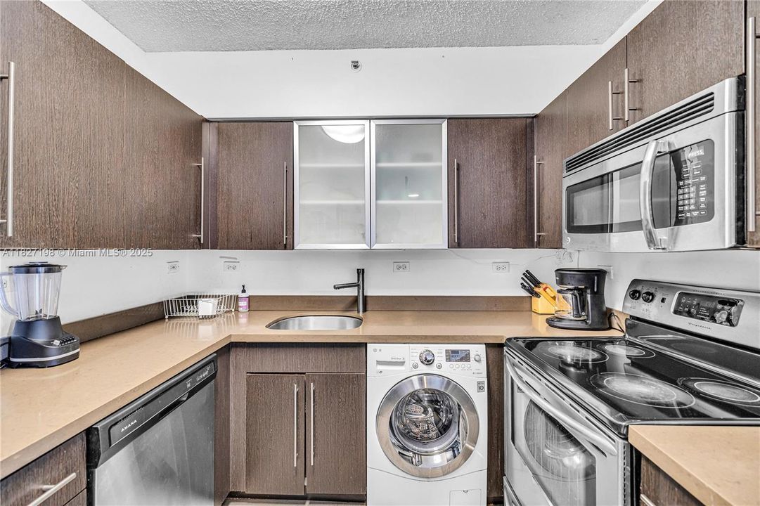 For Sale: $740,000 (2 beds, 2 baths, 1062 Square Feet)