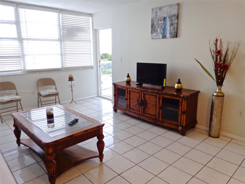 Active With Contract: $109,000 (1 beds, 1 baths, 801 Square Feet)