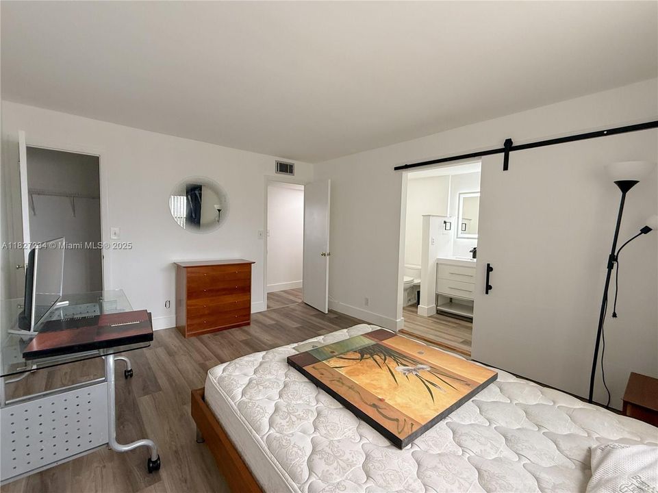 合同活跃: $2,080 (2 贝兹, 2 浴室, 900 平方英尺)