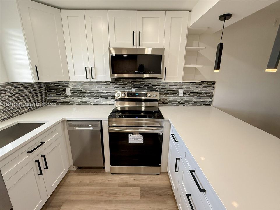 合同活跃: $2,080 (2 贝兹, 2 浴室, 900 平方英尺)