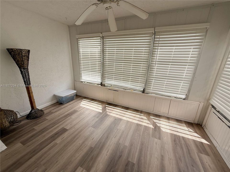 合同活跃: $2,080 (2 贝兹, 2 浴室, 900 平方英尺)