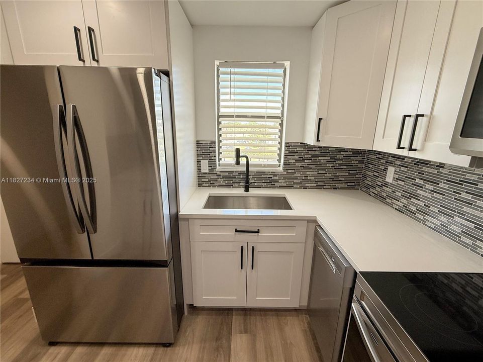 合同活跃: $2,080 (2 贝兹, 2 浴室, 900 平方英尺)