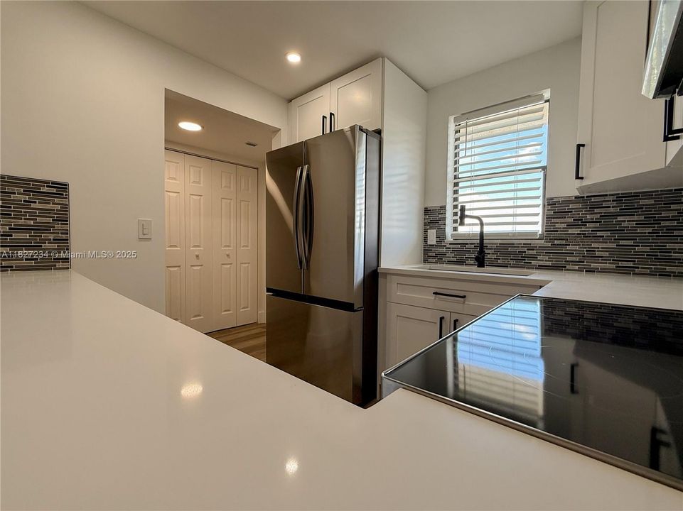 合同活跃: $2,080 (2 贝兹, 2 浴室, 900 平方英尺)