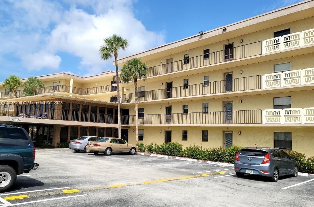 合同活跃: $2,080 (2 贝兹, 2 浴室, 900 平方英尺)