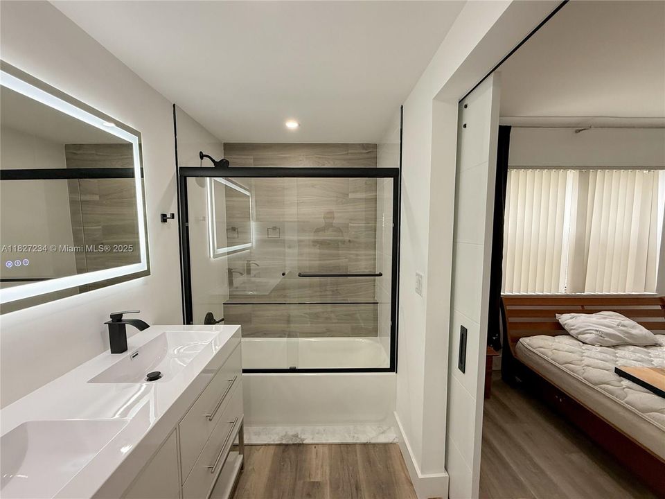 合同活跃: $2,080 (2 贝兹, 2 浴室, 900 平方英尺)