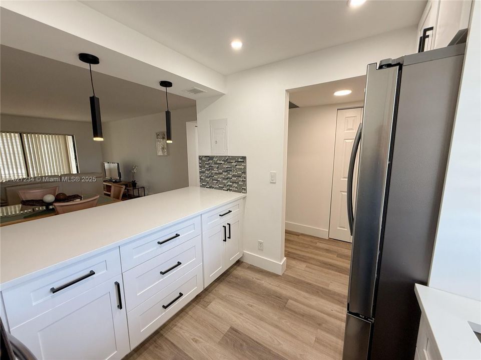 合同活跃: $2,080 (2 贝兹, 2 浴室, 900 平方英尺)