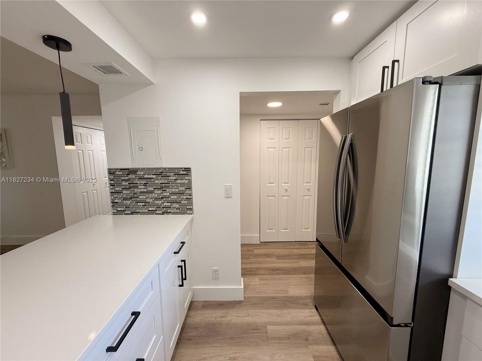 合同活跃: $2,080 (2 贝兹, 2 浴室, 900 平方英尺)