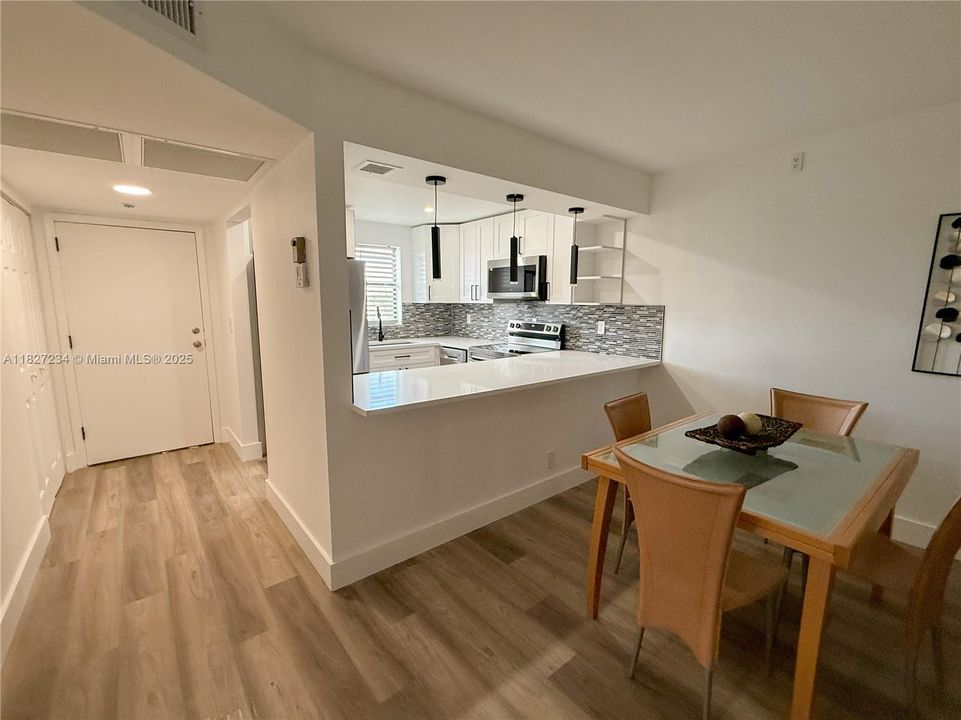 合同活跃: $2,080 (2 贝兹, 2 浴室, 900 平方英尺)