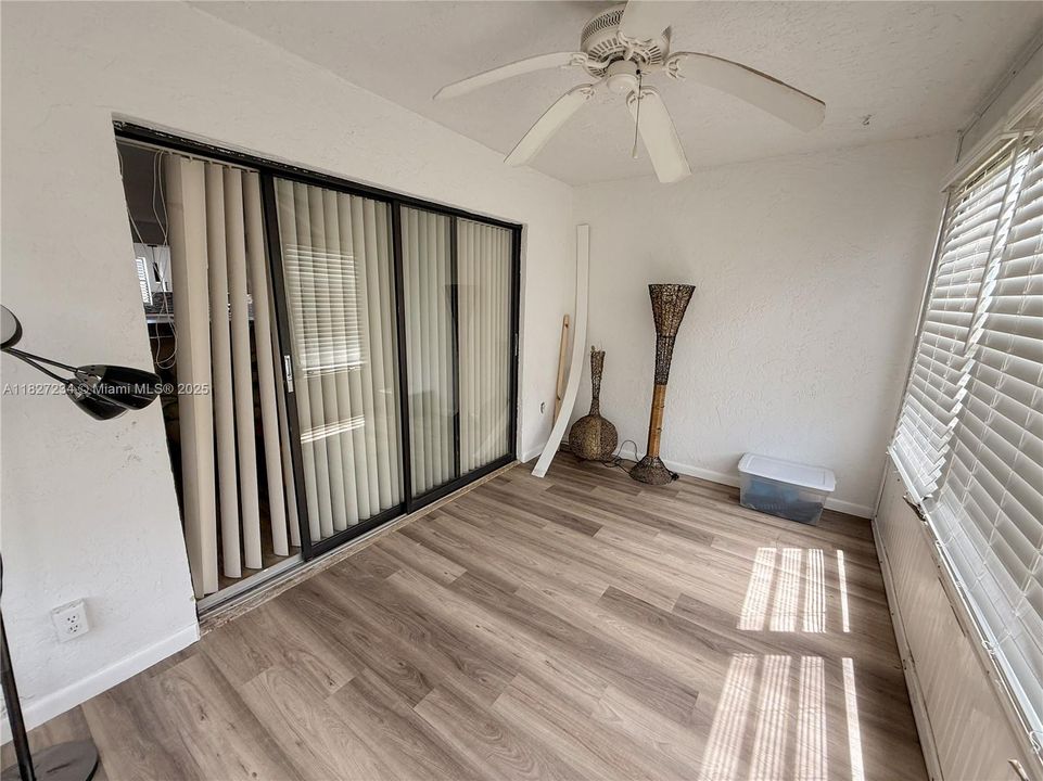 合同活跃: $2,080 (2 贝兹, 2 浴室, 900 平方英尺)