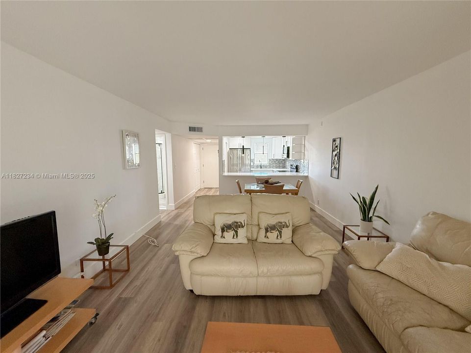 合同活跃: $2,080 (2 贝兹, 2 浴室, 900 平方英尺)