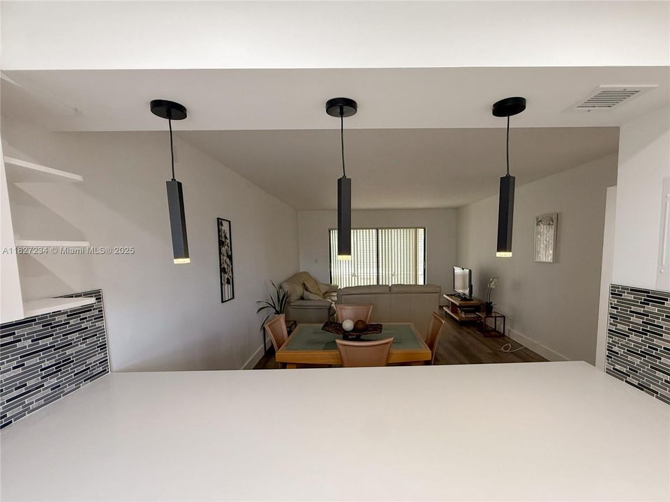 合同活跃: $2,080 (2 贝兹, 2 浴室, 900 平方英尺)