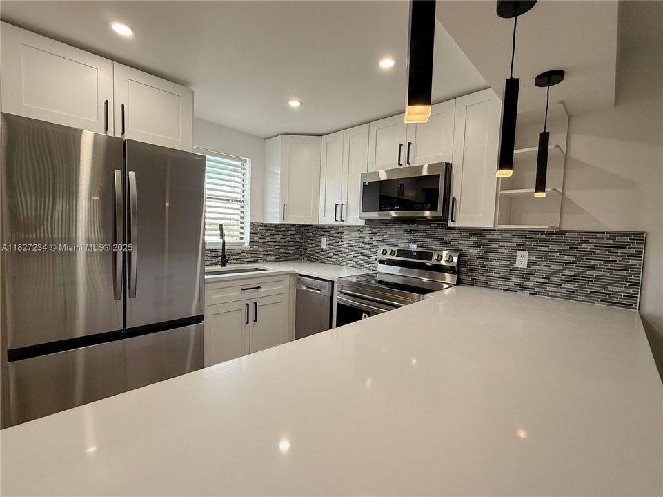 合同活跃: $2,080 (2 贝兹, 2 浴室, 900 平方英尺)