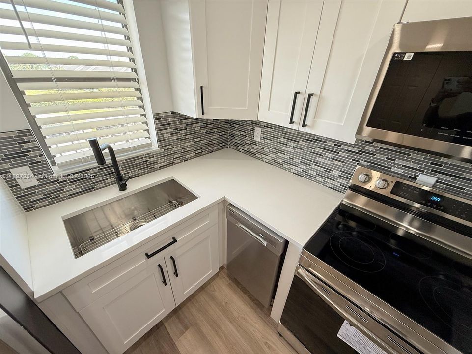 合同活跃: $2,080 (2 贝兹, 2 浴室, 900 平方英尺)