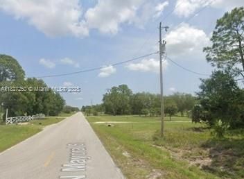 LAND TOWARDS RIGHT SEE LIGHT POST