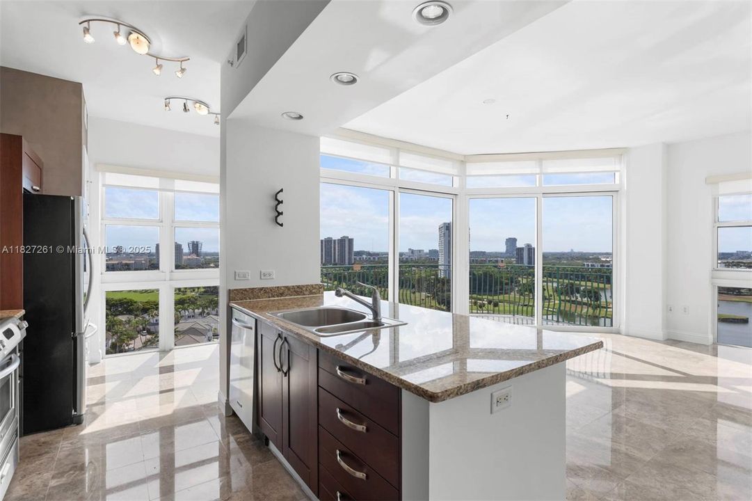 Недавно продано: $595,000 (2 спален, 2 ванн, 1312 Квадратных фут)