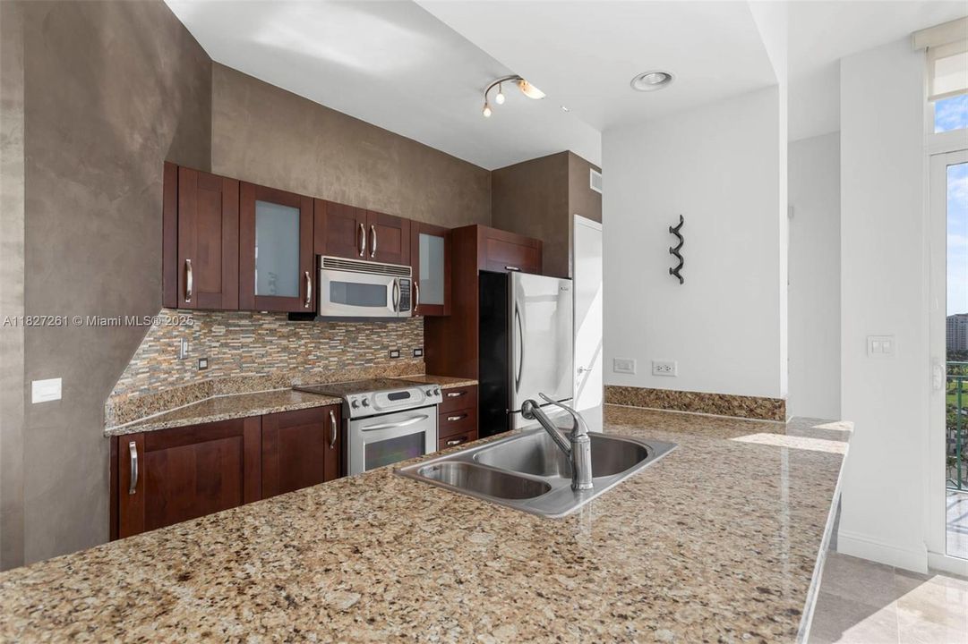 Недавно продано: $595,000 (2 спален, 2 ванн, 1312 Квадратных фут)