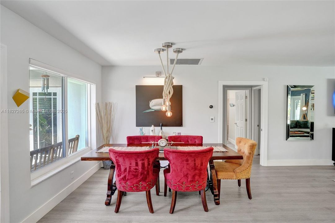 Vendido Recientemente: $995,000 (3 camas, 2 baños, 1581 Pies cuadrados)