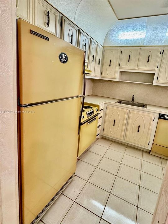 For Sale: $59,900 (1 beds, 1 baths, 680 Square Feet)