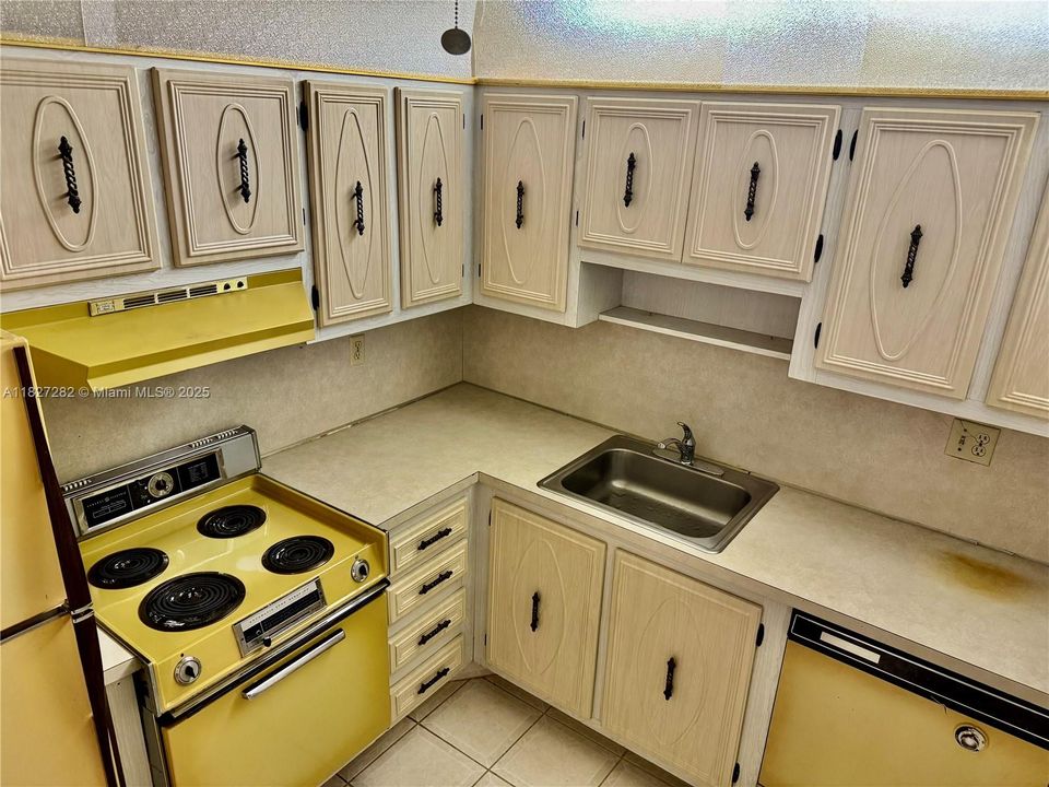 For Sale: $59,900 (1 beds, 1 baths, 680 Square Feet)