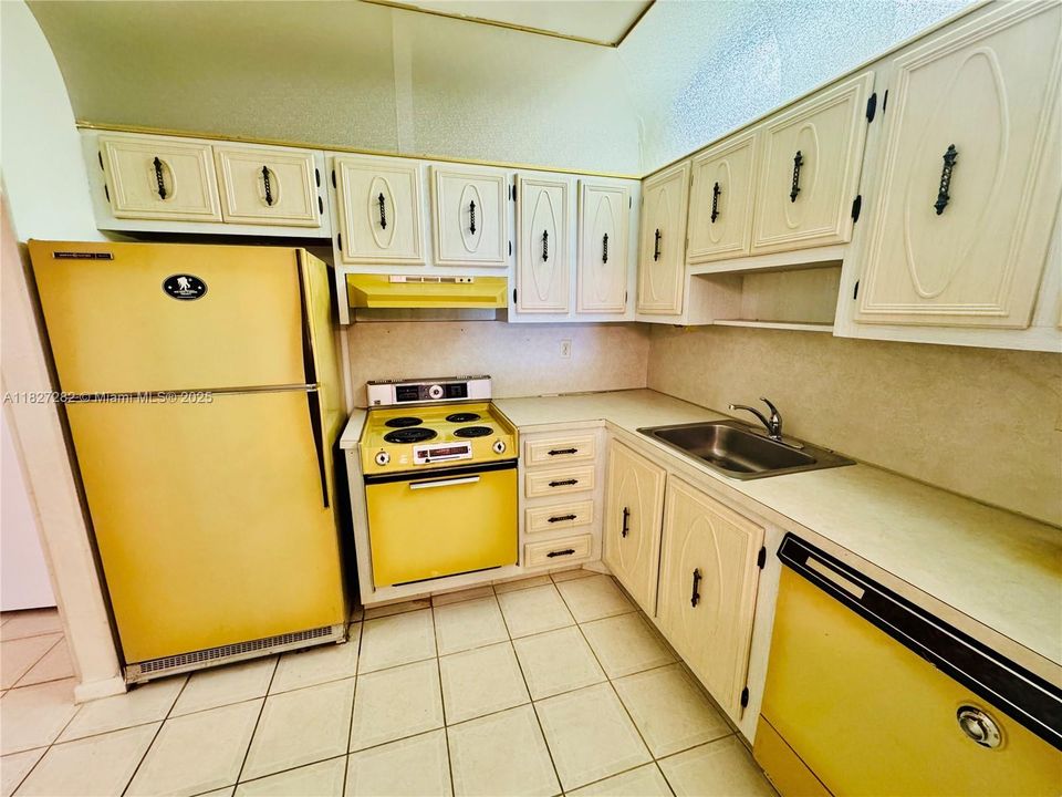 For Sale: $59,900 (1 beds, 1 baths, 680 Square Feet)