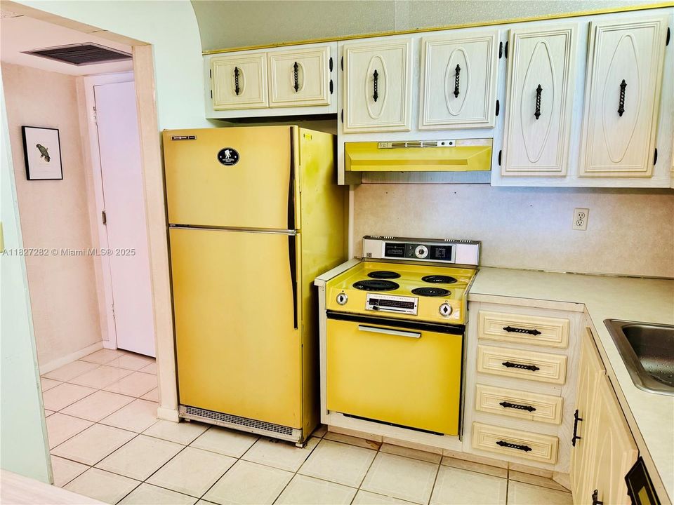 For Sale: $59,900 (1 beds, 1 baths, 680 Square Feet)