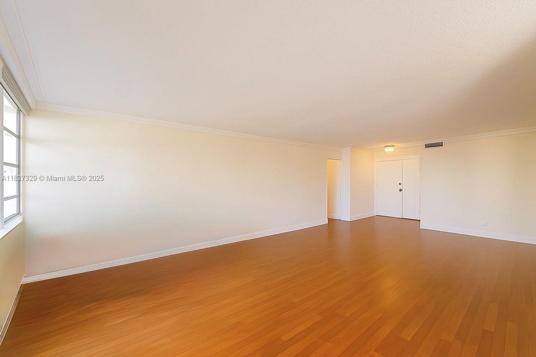 待售: $195,000 (1 贝兹, 1 浴室, 943 平方英尺)