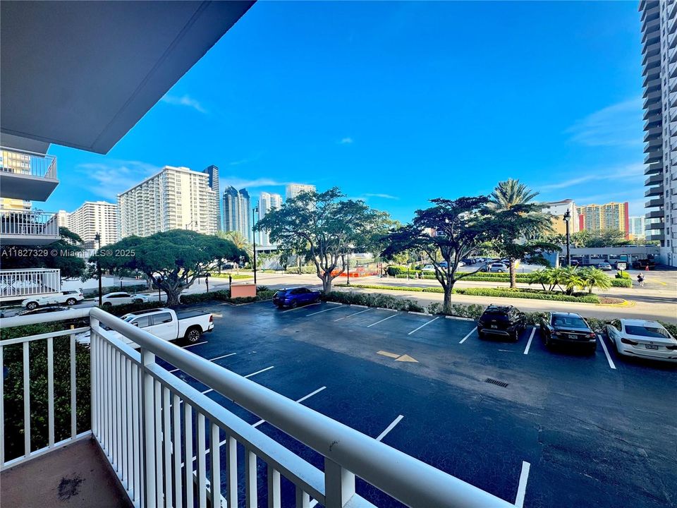 待售: $195,000 (1 贝兹, 1 浴室, 943 平方英尺)