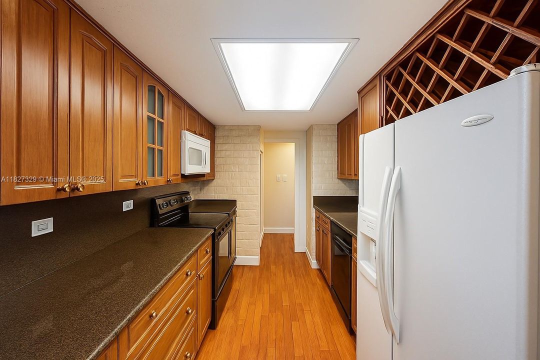 待售: $195,000 (1 贝兹, 1 浴室, 943 平方英尺)