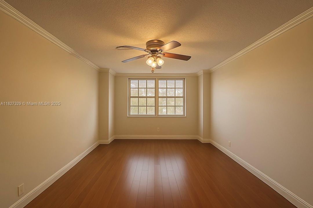 待售: $195,000 (1 贝兹, 1 浴室, 943 平方英尺)