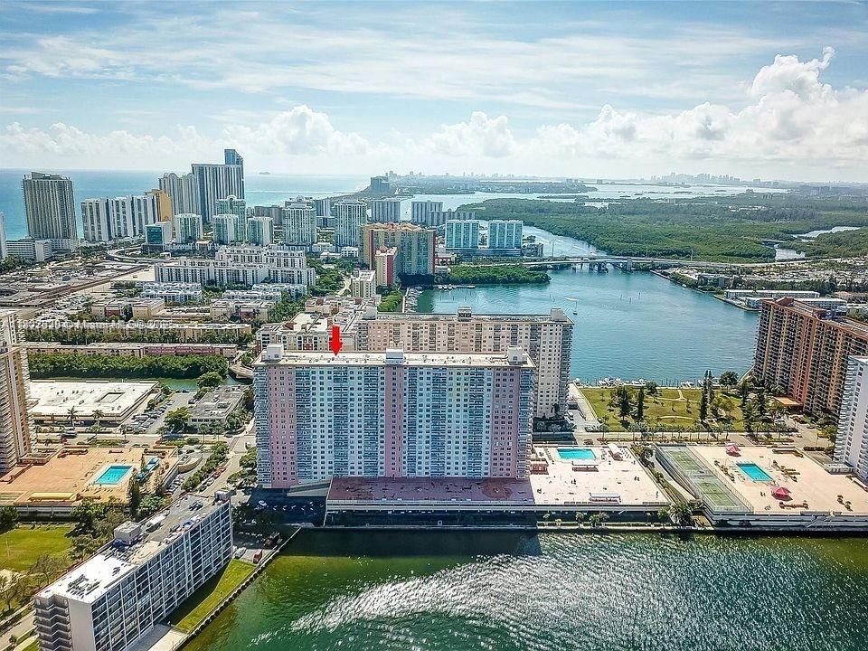 待售: $195,000 (1 贝兹, 1 浴室, 943 平方英尺)