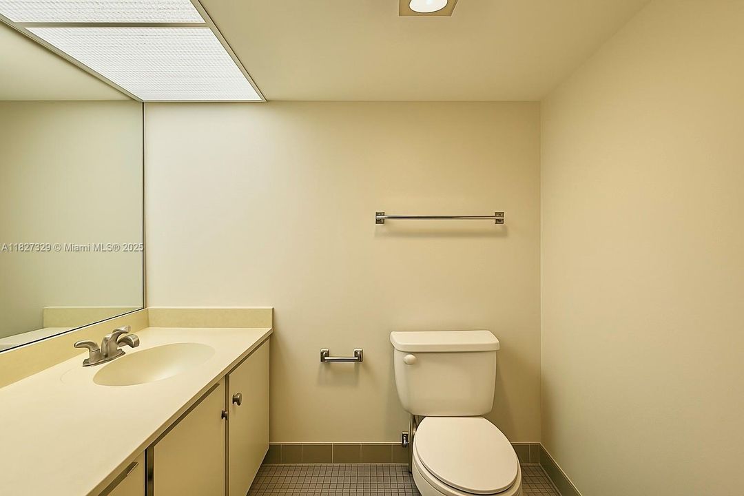 待售: $195,000 (1 贝兹, 1 浴室, 943 平方英尺)