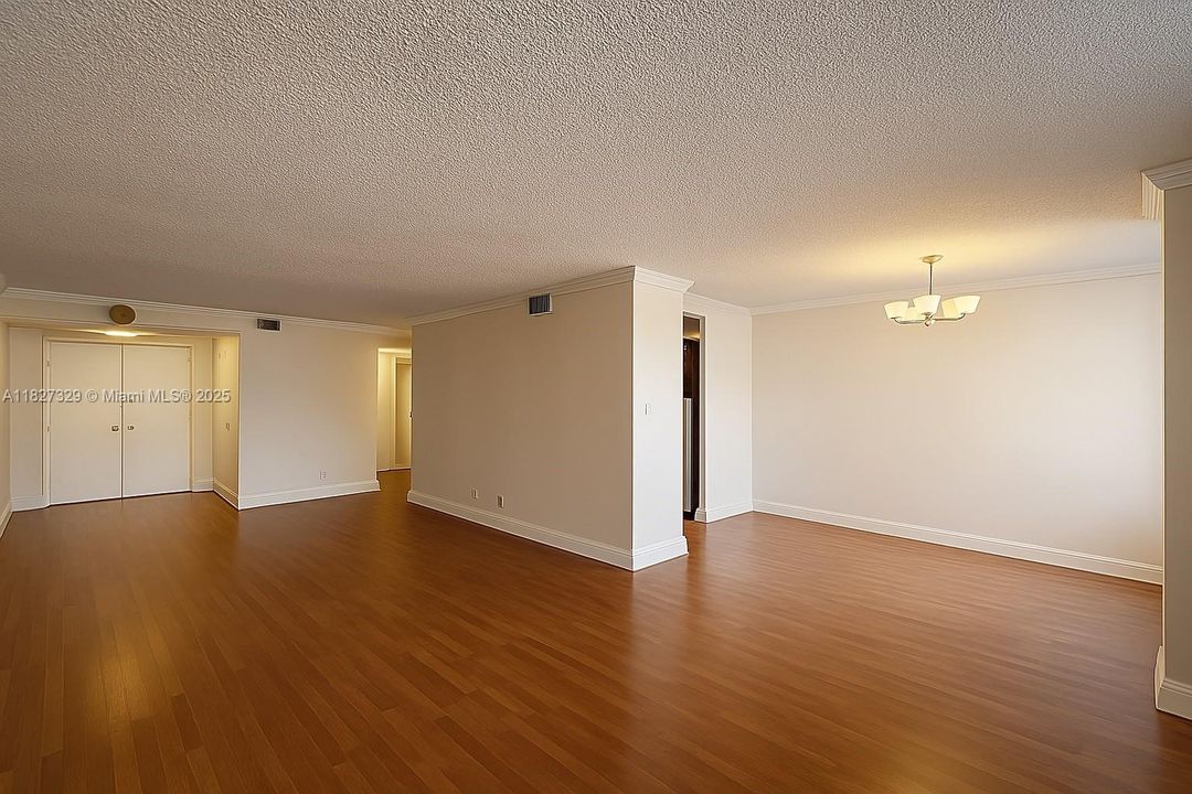 待售: $195,000 (1 贝兹, 1 浴室, 943 平方英尺)