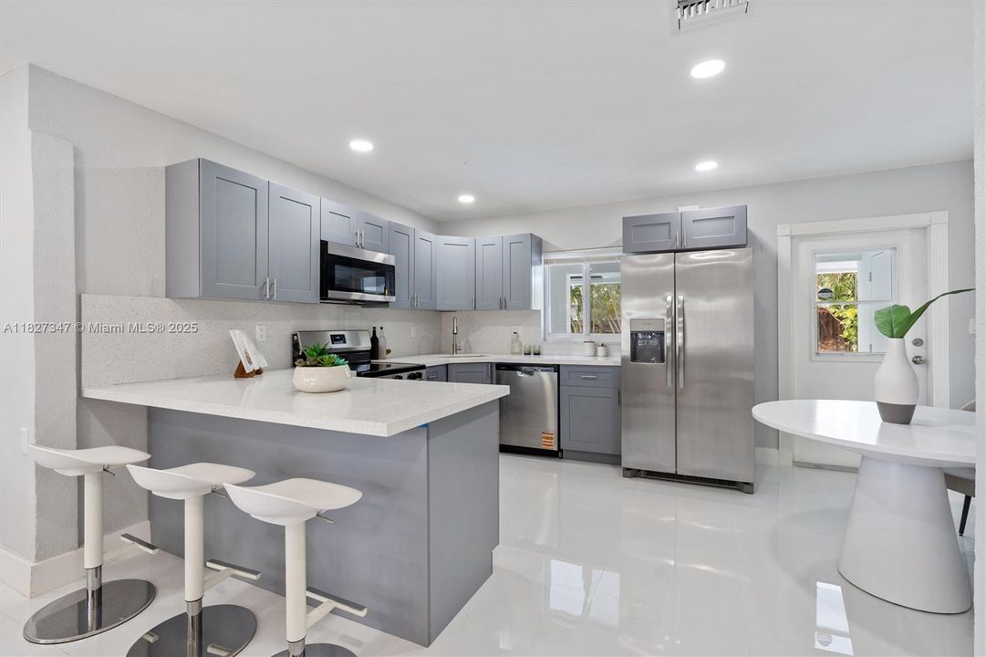 Недавно продано: $490,000 (3 спален, 2 ванн, 916 Квадратных фут)