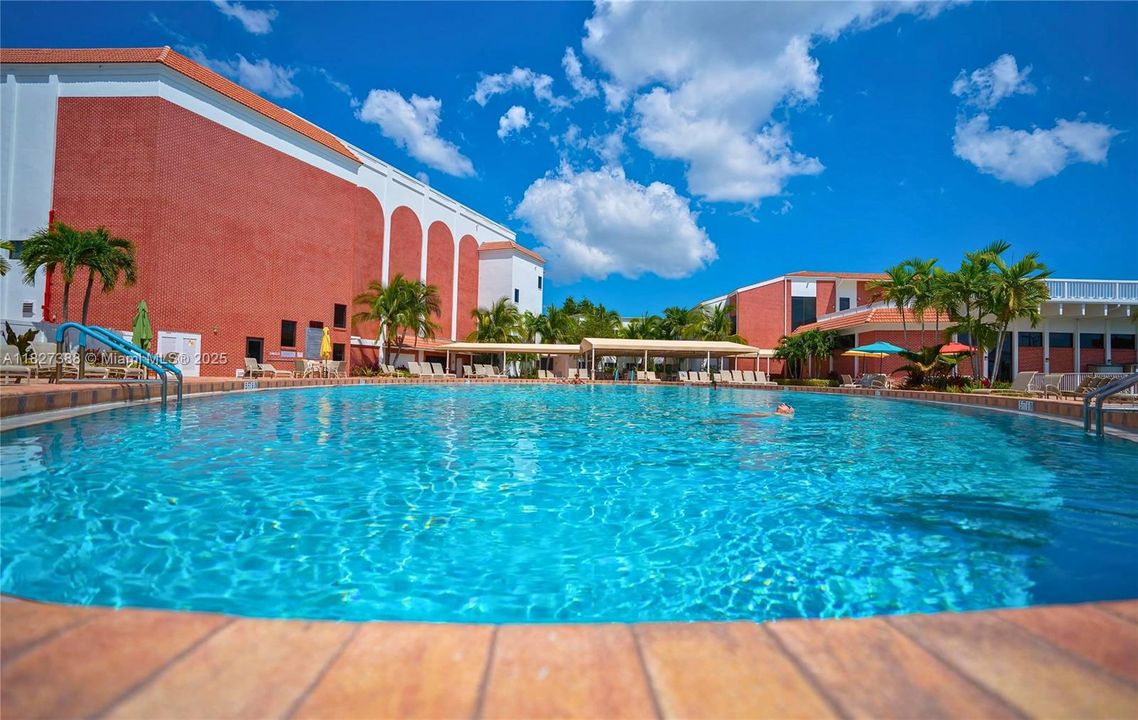 待售: $87,000 (1 贝兹, 1 浴室, 703 平方英尺)