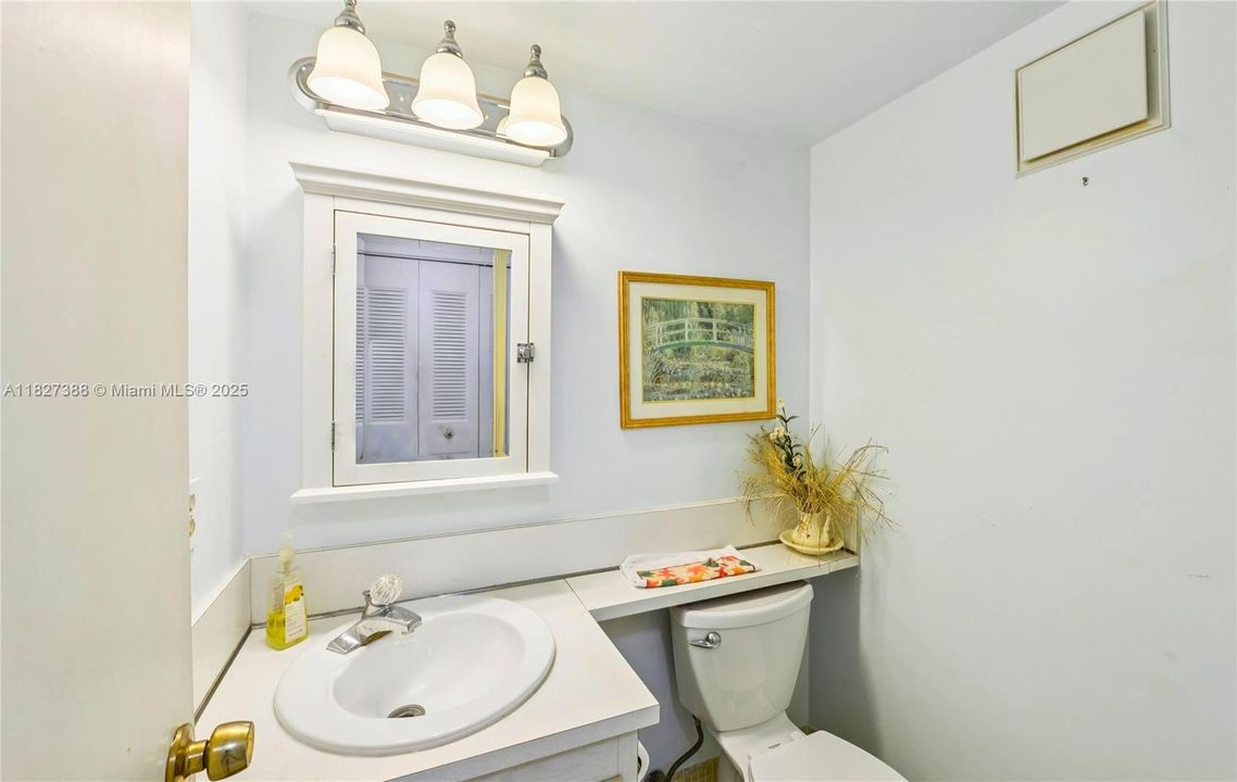 待售: $87,000 (1 贝兹, 1 浴室, 703 平方英尺)