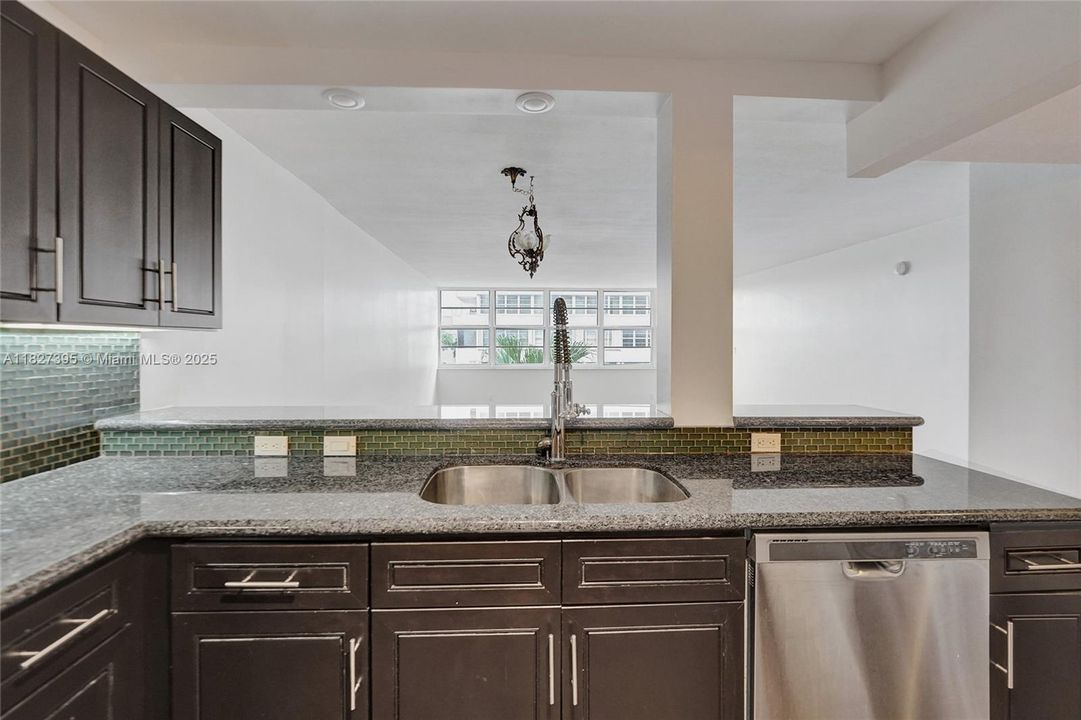 Recently Sold: $225,000 (1 beds, 1 baths, 1138 Square Feet)