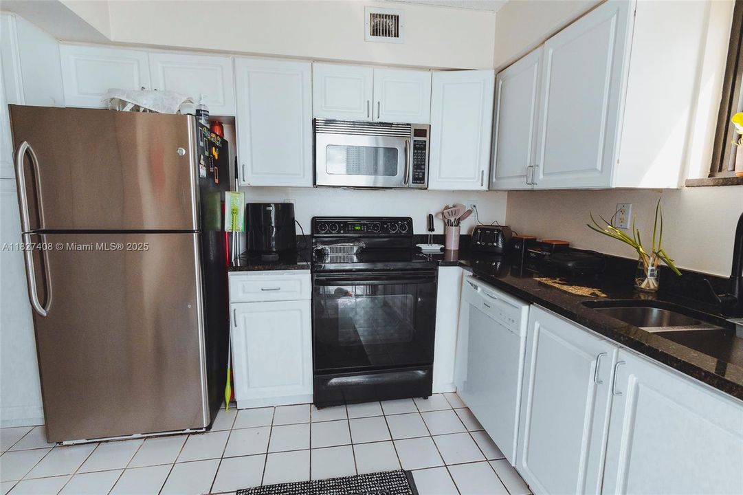 Recently Sold: $350,000 (2 beds, 2 baths, 1181 Square Feet)