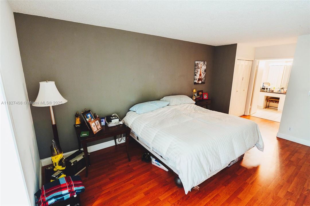 Recently Sold: $350,000 (2 beds, 2 baths, 1181 Square Feet)