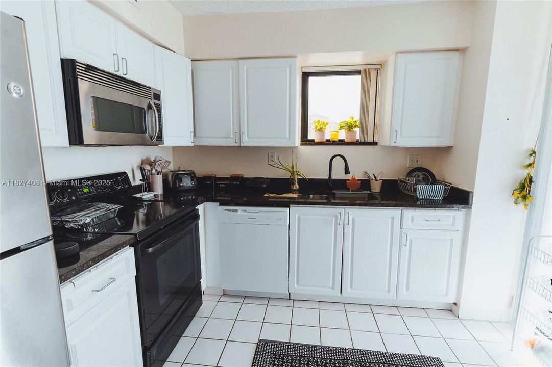 Recently Sold: $350,000 (2 beds, 2 baths, 1181 Square Feet)