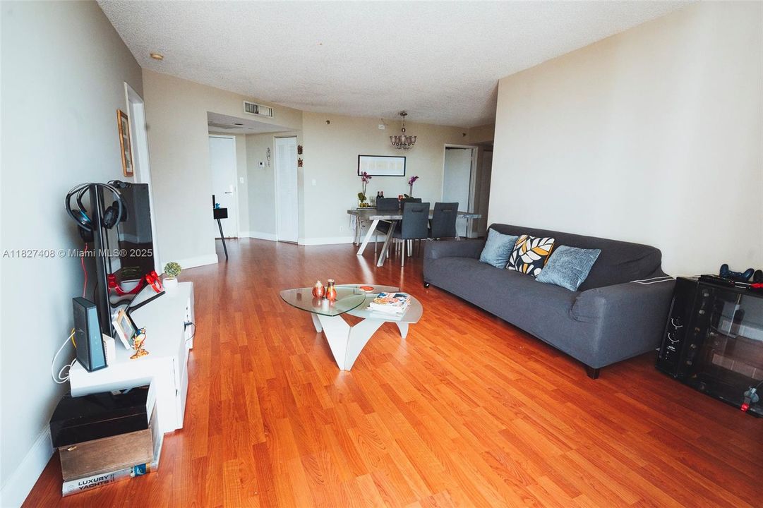 Recently Sold: $350,000 (2 beds, 2 baths, 1181 Square Feet)